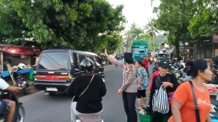 Polsek Gianyar Laksanakan Pengamanan Pasar Menjelang Hari Raya Galungan