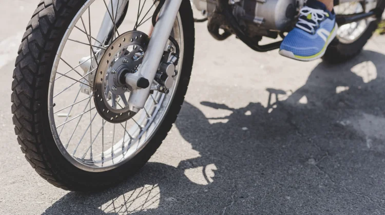 Jangan Tunggu Kempis! Ini Waktu Paling Tepat Mengisi Udara Ban Motor