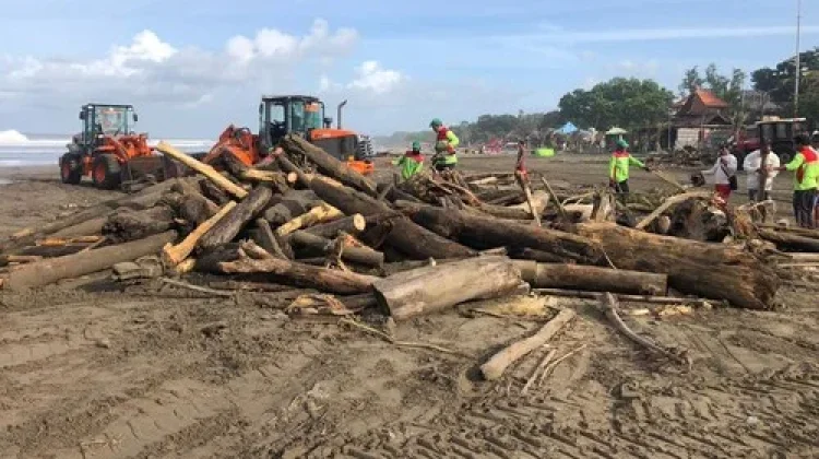 Sampah Kiriman di Pesisir Selatan Bali Muncul Lebih Awal dan Lebih Lama