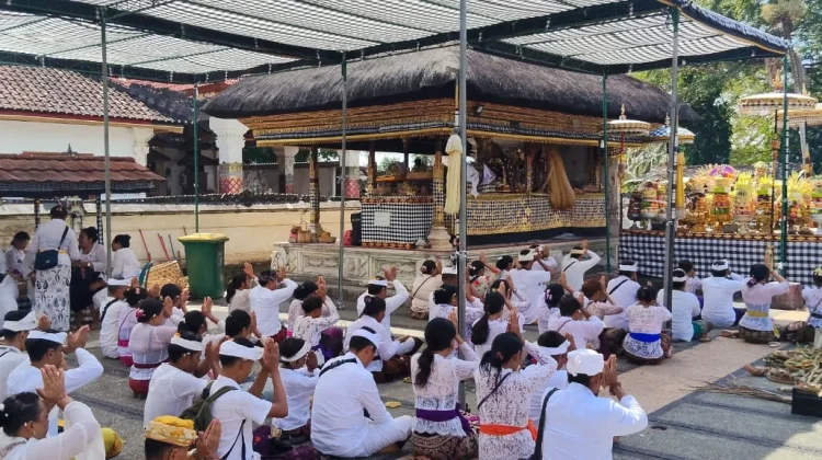Hari Raya Galungan, Polsek Nusa Penida Perketat Pengamanan di Pura Penataran Ped