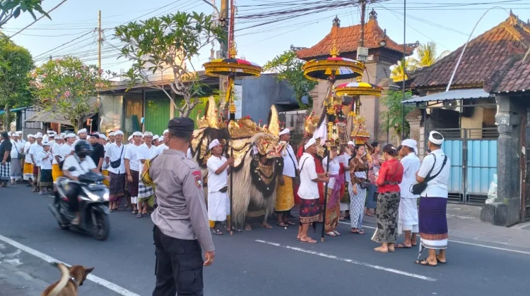Pengamanan Hari Raya Galungan, Polsek Blahbatuh Hadir Dengan Humanis