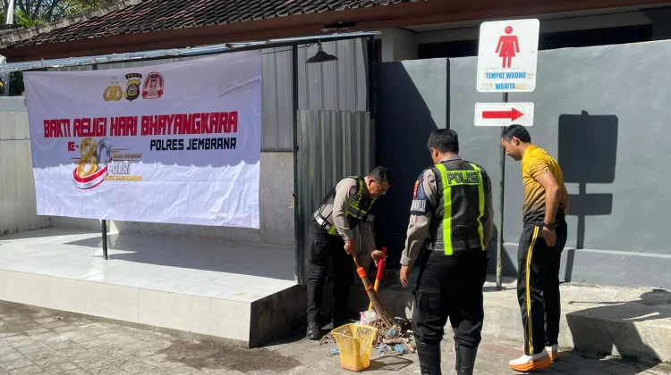 Hari Bhayangkara ke-80: Polri Bersihkan Masjid Negara