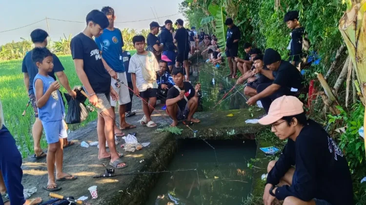 Sinergi Tiga Pilar, Babinsa Penarukan Kawal Lomba Mancing di Subak Enggung