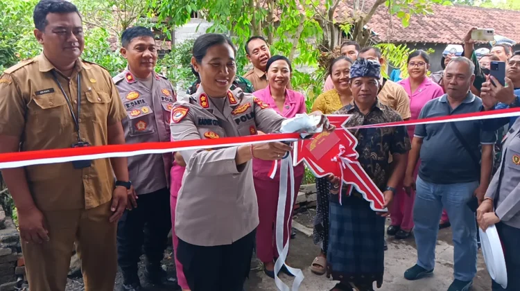 Kado Indah Bhayangkara: Rumah Warga Mendoyo Kembali Layak Huni