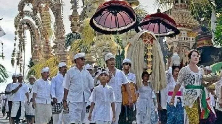 Tradisi atau Agama? Ini Benang Merah yang Sering Kabur