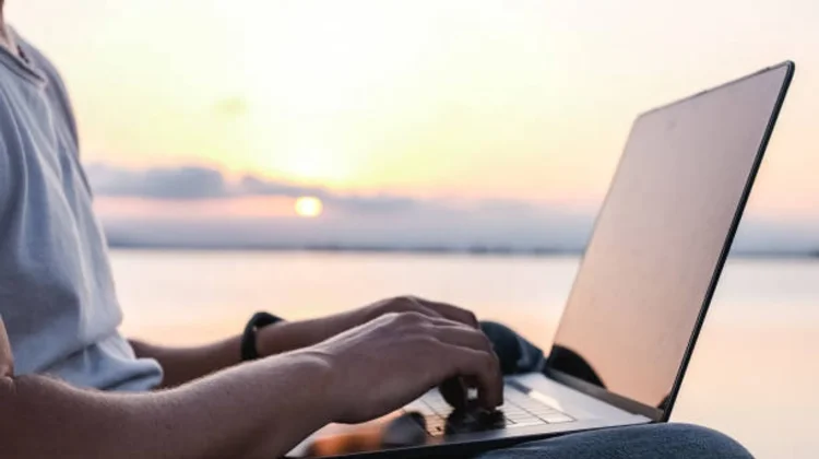 Masyarakat Indonesia Habiskan Empat hingga Enam Jam Ber-Internet