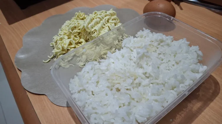 Amankah Makan Mie Instan Dicampur Nasi?