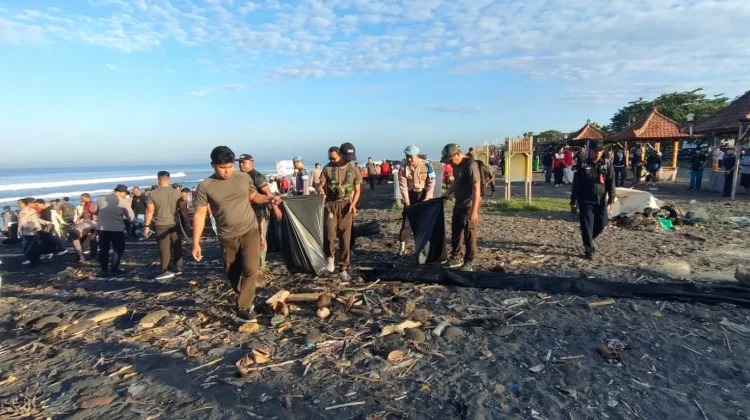 Sinergi  TNI-POLRI Jaga Kelestarian Pesisir Bakti Sosial Bersih Pantai