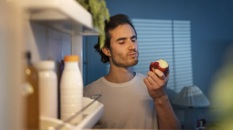 Makan Buah di Malam Hari: Sehat atau Justru Berisiko?