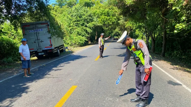 Dipicu Senggolan Antar Motor, Pengendara Tewas Ditabrak Truk di Gilimanuk