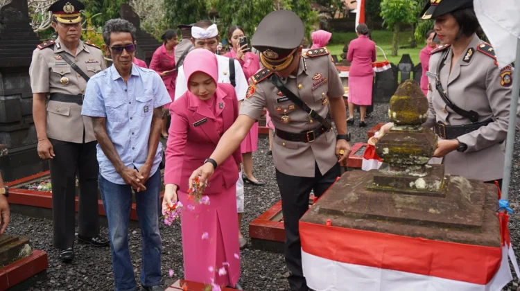 Polres Gianyar Gelar Upacara Ziarah Rombongan Peringati Hari Bhayangkara ke-80