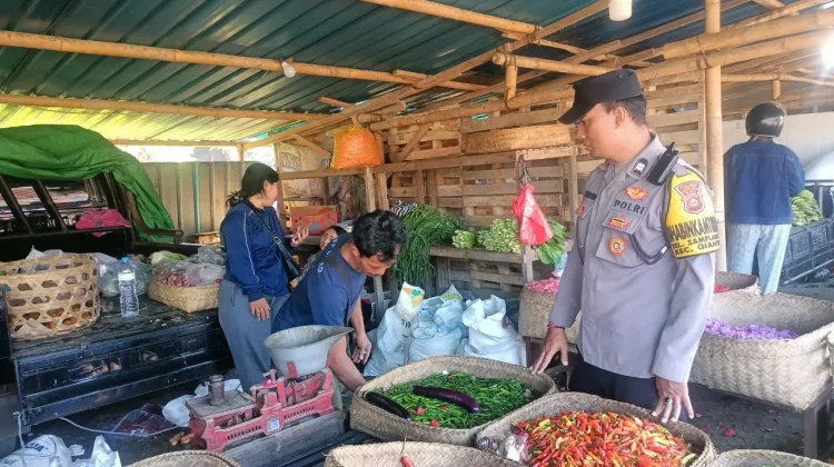 Bhabinkamtibmas Samplangan Pantau Harga dan Ketersediaan Sembako