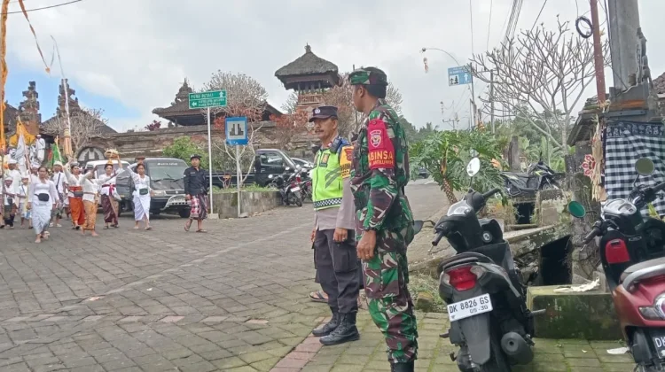 Babinsa Jatiluwih Kawal Piodalan, Kolaborasi Tiga Pilar Jaga Kondusivitas Desa