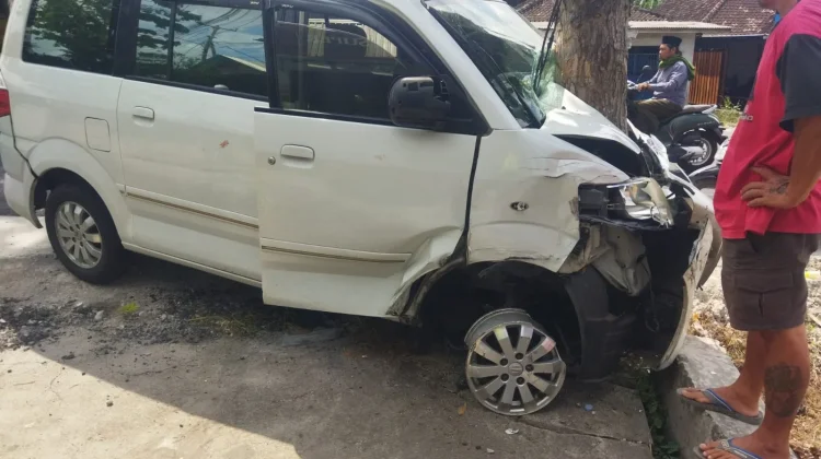 Dua Mobil Tabrakan di Melaya, Dua WNA Tiongkok Terluka