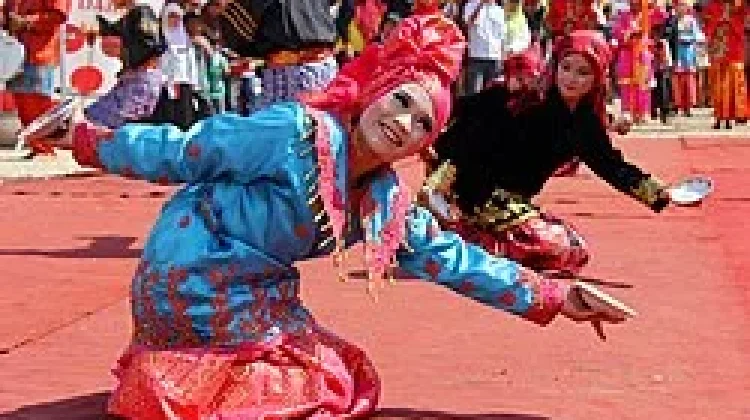 Pesona Tari Piring: Seni Atraksi Unik dan Warisan Identitas Budaya Minangkabau