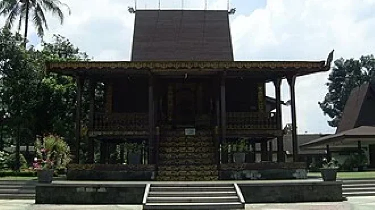 Rancangan Megah dan Filosofi Suci Rumah Baanjung
