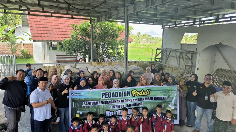 Pegadaian Praya Salurkan Bantuan Pembangunan Kelas dan Edukasi Investasi Emas
