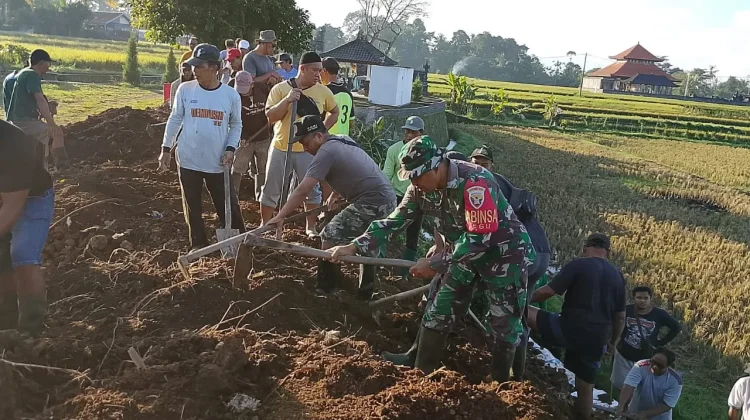 Wujud Kemanunggalan TNI, Babinsa Koramil Penebel Membuat Tanggul Setra Sigaran