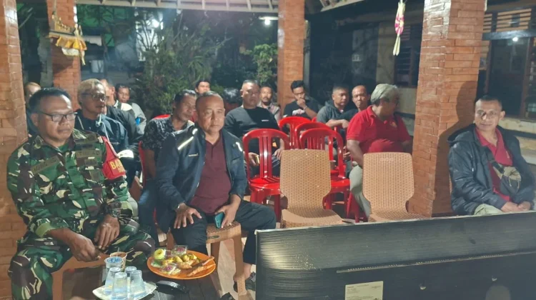 Kemanunggalan TNI-Rakyat, Babinsa Gubug Berbaur Nobar Laga Seru Piala Dunia