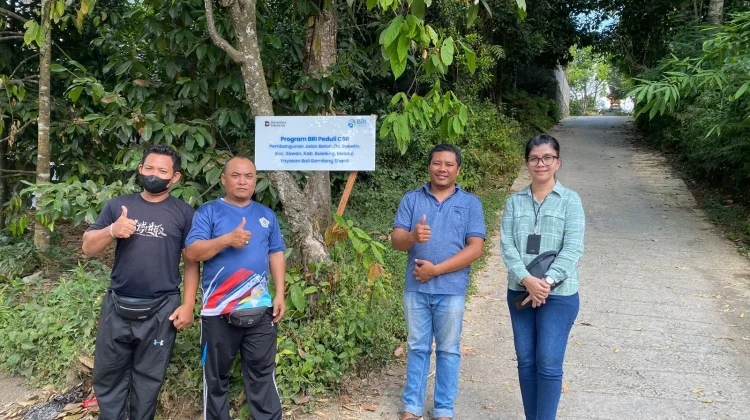 BRI Peduli Bangun Jalan Beton di Desa Bebetin