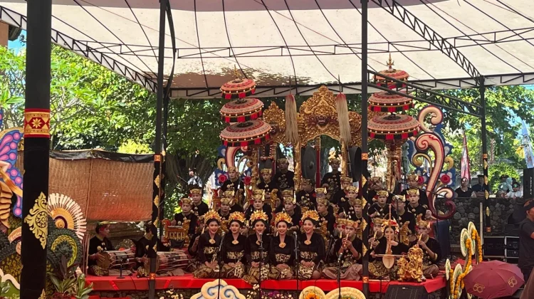 Sekaa Angklung Kerthiyasa Pukau Pengunjung PKB