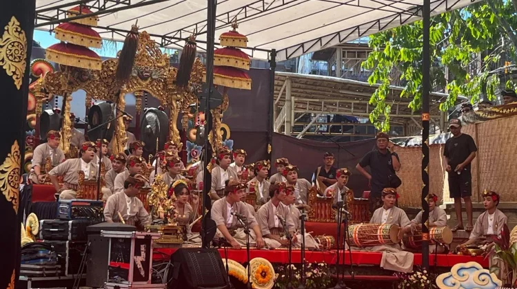 Sanggar Seni Taksu Murti Kemanisan Meriahkan PKB dengan Angklung Kebyar