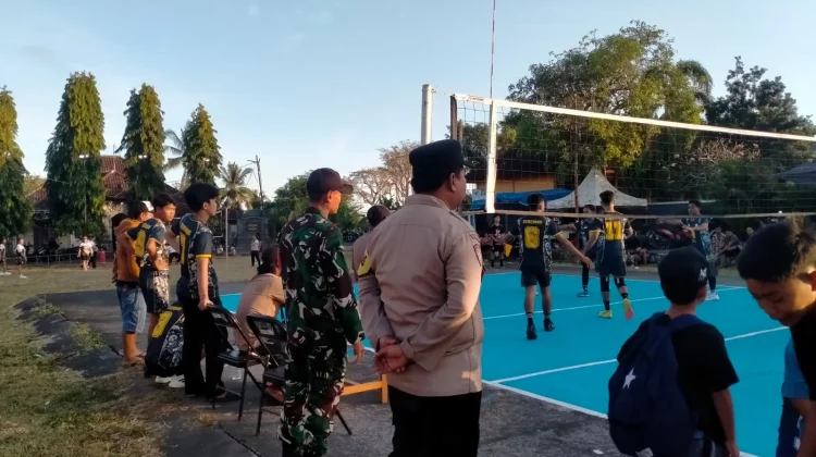 Babinsa Kawal Pordes Sekartaji Demi Kelancaran Pertandingan Bola Voli