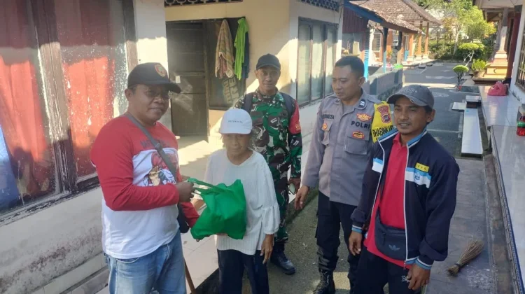 Babinsa Penebel Gotong Royong Bakti Sosial Salurkan Sembako bagi Difabel