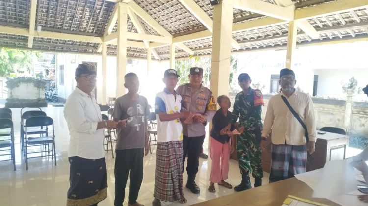 Babinsa Batununggul Kawal Penyaluran BLT Dana Desa Tepat Sasaran
