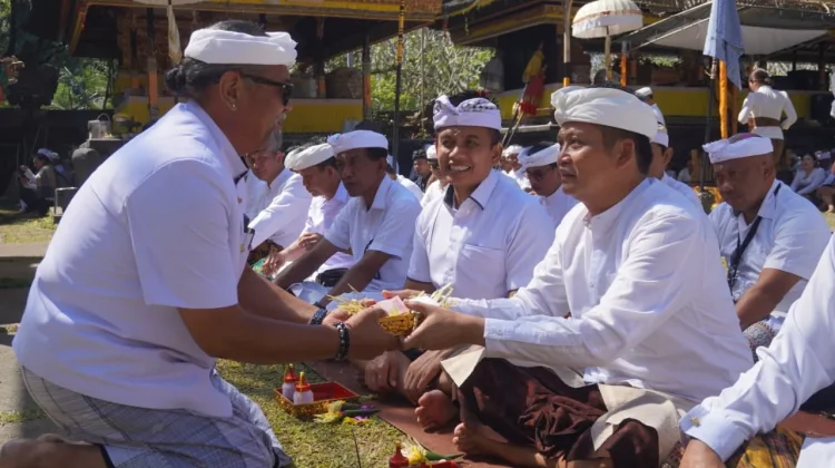 Pemkab Jembrana Gelar Bhakti Penganyar di Pura Mandara Giri Semeru Agung