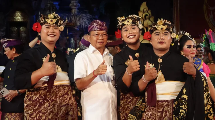 Gubernur Koster Saksikan Parade Gong Kebyar Dewasa PKB XLVIII 2026