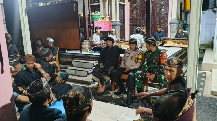 Sinergitas TNI-Polri-Pemerintah Desa Hadiri Kedukaan Kepala Kewilayahan Bedha