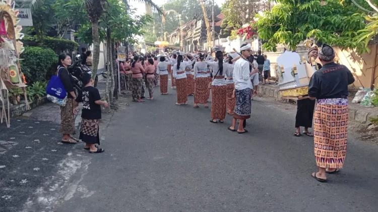 Sinergi TNI-Polri dan Pecalang Amankan Arus Lalu Lintas Upacara Ngaben di Tabanan