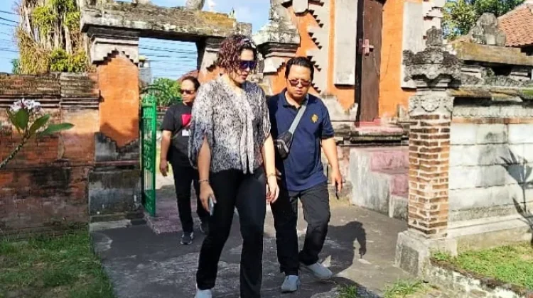 Gowes dari Iran, Arezoo Eskandari Sambangi Puri Negara Jembrana