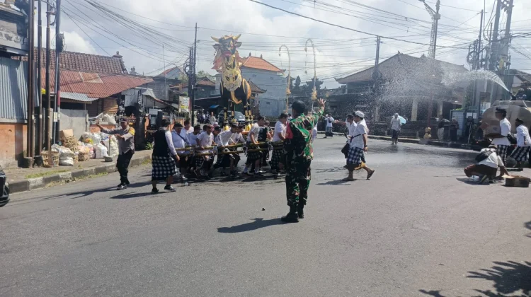 Pengabenan Warga Paksebali Dikawal Babinsa Berjalan Aman Lancar