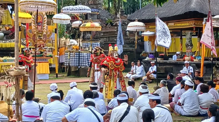 Bhakti Penganyar Pemkab Klungkung di Pura Mandhara Giri Lumajang