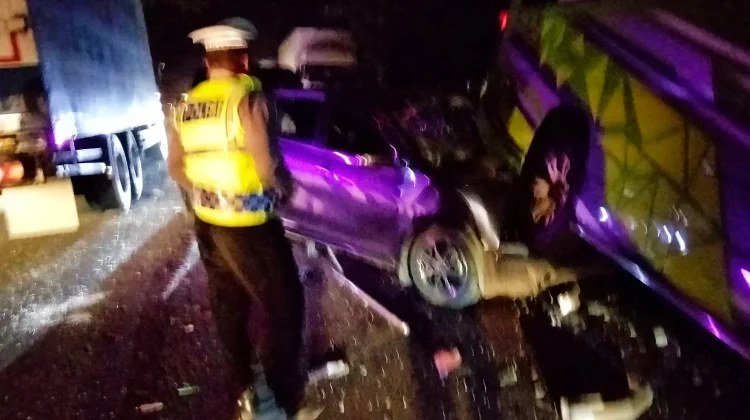 Rem Blong, Tronton Seruduk Empat Kendaraan di Jembrana