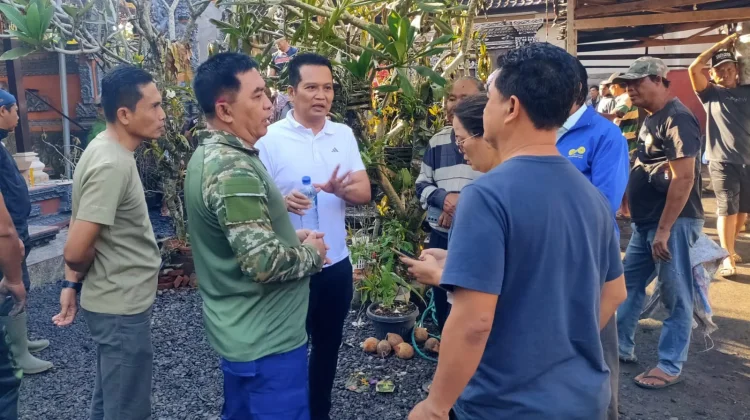 Bupati Kembang Sambangi Korban Kebakaran di Pekutatan