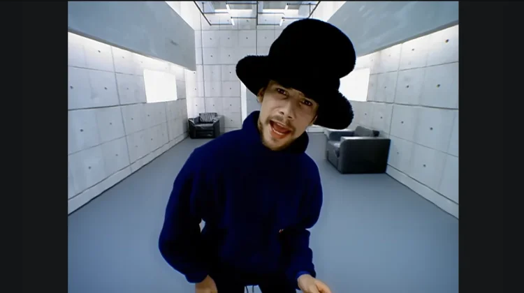"Virtual Insanity": Video Klip Legendaris Jamiroquai Kembali Ramai di Media Sosial