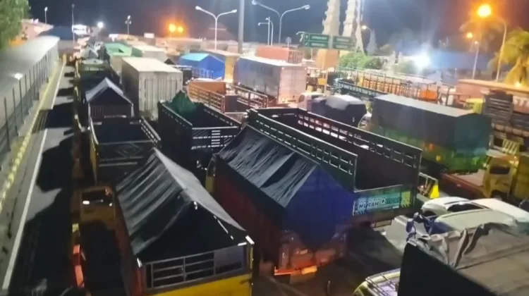 Antrean Kendaraan Keluar Bali Mengular 1 KM di Gilimanuk
