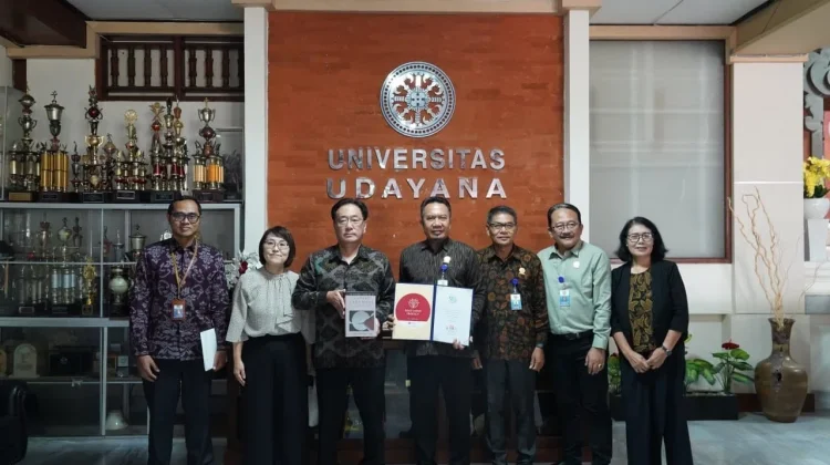 Unud Terima 110 Buku Hibah Dari Jepang