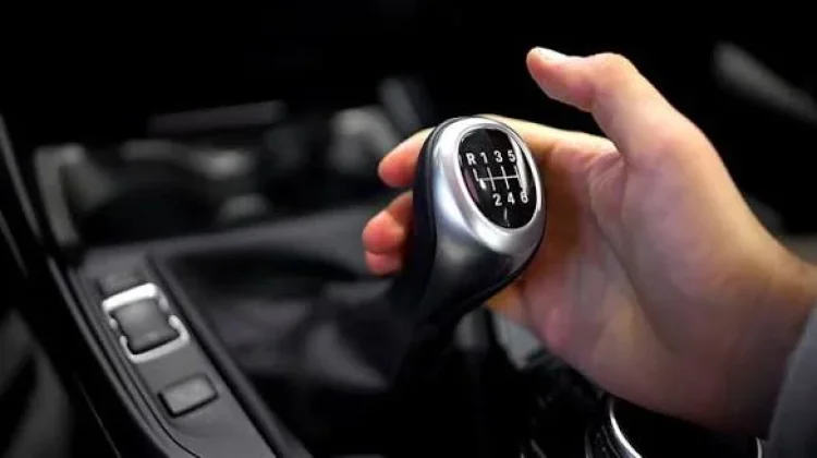Studi Membuktikan, Mengemudi Mobil Manual Lebih Disarankan daripada Mobil Matic
