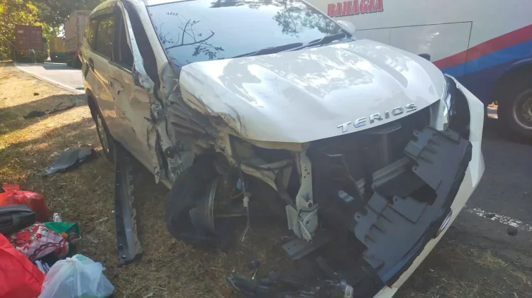 Mobil Hantam Truk di Jalur Tengkorak Denpasar-Gilimanuk, Kerugian Puluhan Juta