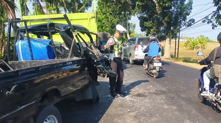 Pikap Ringsek Tabrak Truk Hino di Mendoyo, Dua Orang Luka-luka