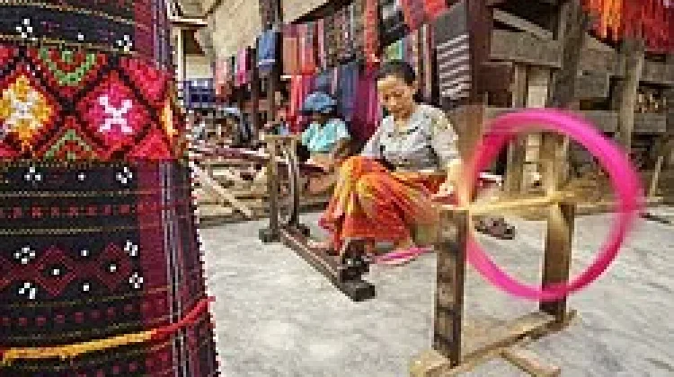 Ulos Warisan Batak Sarat Makna Kehangatan dan Nilai Adat Tradisional