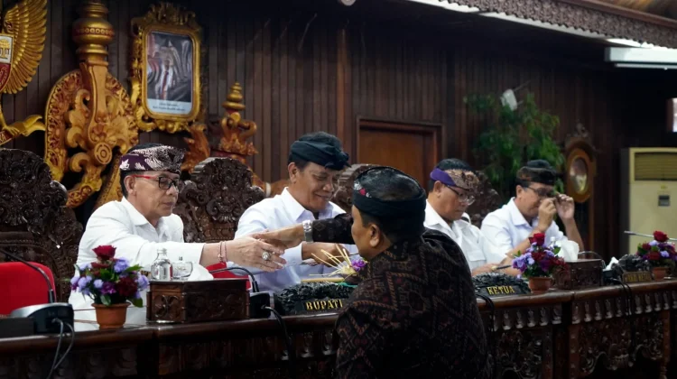Sinergi Eksekutif-Legislatif, Bupati Klungkung Hadiri Rapat Paripurna