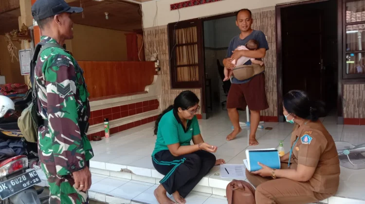 Babinsa Dampingi Pemeriksaan Kesehatan Balita Door to Door Klungkung