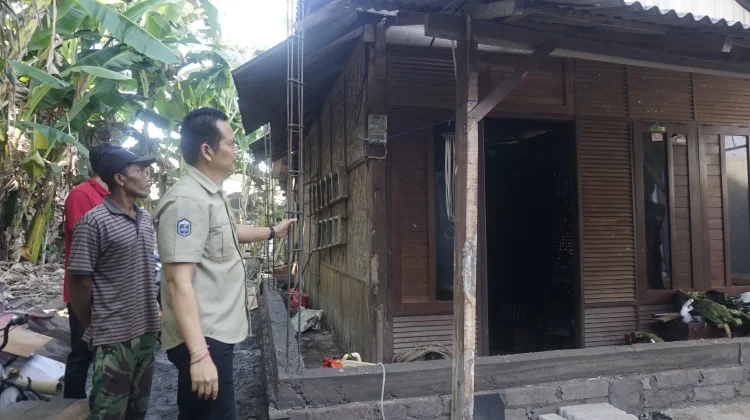 Bupati Kembang Tinjau BSPS Warga Loloan Barat