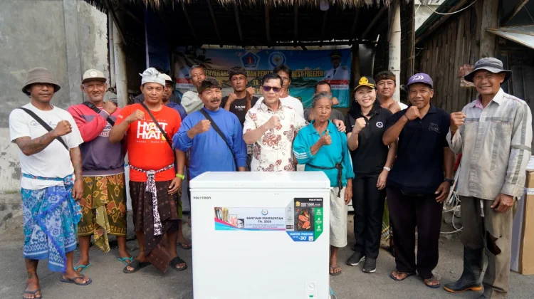 Bupati Satria Serahkan Bantuan Chest Freezer KKP RI