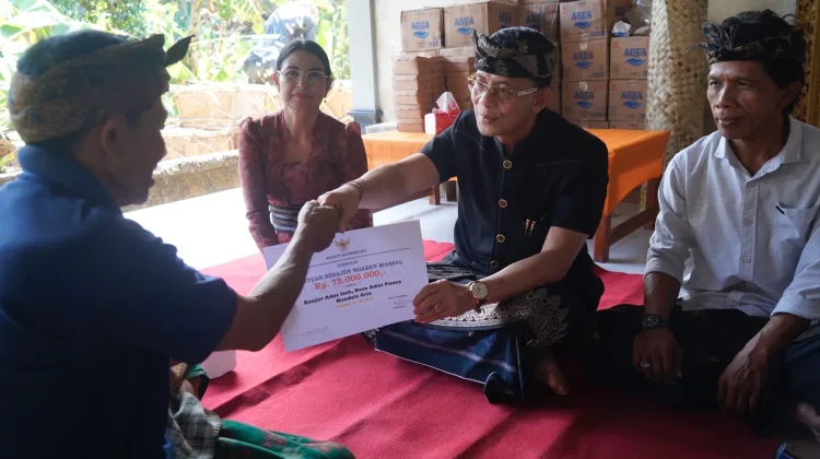 Komitmen Lestarikan Tradisi, Bupati Satria Kucurkan Bantuan Ngaben Massal